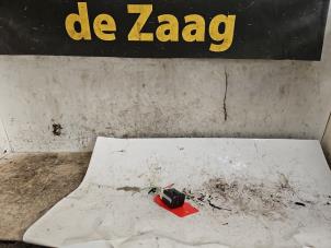 Gebruikte AUX/USB aansluiting Opel Crossland (X) 1.2 Turbo 12V Prijs € 17,50 Margeregeling aangeboden door Autodemontage de Zaag