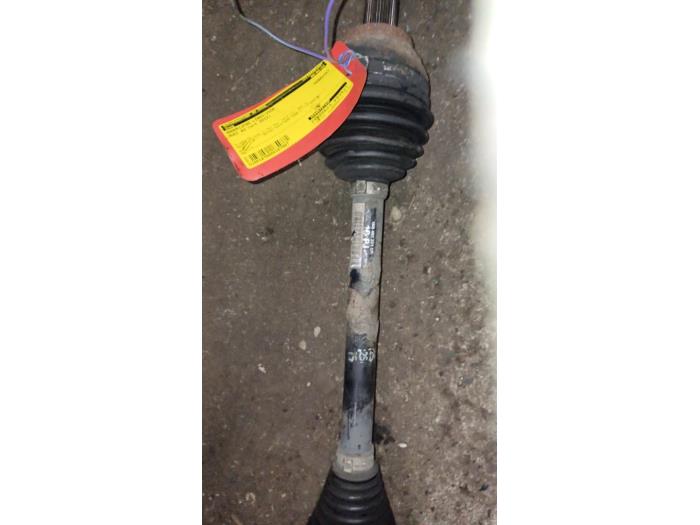 Gebruikte Aandrijfas links-voor Audi A3 Sportback (8PA) 1.6 TDI 16V Prijs € 80,00 Margeregeling aangeboden door Autodemontage de Zaag