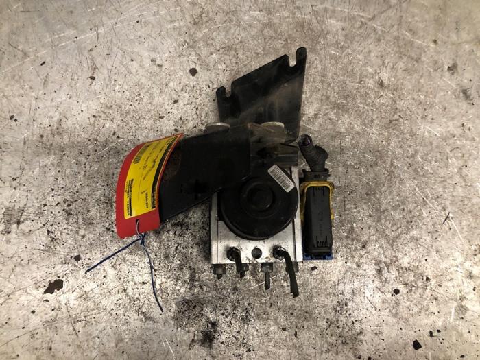 Gebruikte ABS Pomp Renault Twingo II (CN) 1.2 Prijs € 75,00 Margeregeling aangeboden door Autodemontage de Zaag