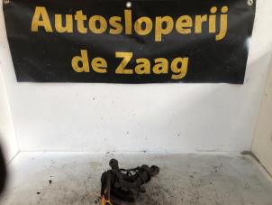 Gebruikte Fusee links-voor Renault Twingo II (CN) 1.2 Prijs € 25,00 Margeregeling aangeboden door Autodemontage de Zaag