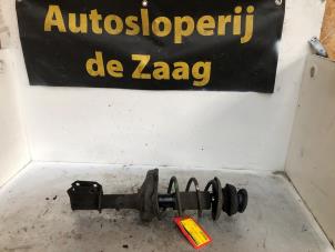 Gebruikte Schokdemperpoot links-voor Renault Twingo II (CN) 1.2 Prijs € 40,00 Margeregeling aangeboden door Autodemontage de Zaag