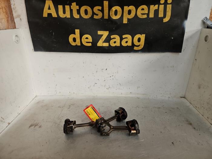 Gebruikte Zuiger Renault Captur I (2R) 0.9 Energy TCE 12V Prijs € 150,00 Margeregeling aangeboden door Autodemontage de Zaag