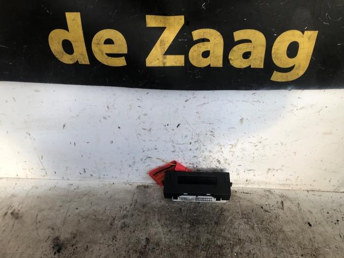Gebruikte Display Interieur Renault Clio III Estate/Grandtour (KR) 1.2 16V TCE 100 Prijs € 15,00 Margeregeling aangeboden door Autodemontage de Zaag