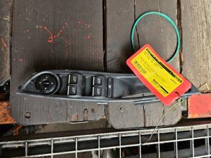 Gebruikte Elektrisch Raam Schakelaar Ford Focus 3 1.0 Ti-VCT EcoBoost 12V 125 Prijs € 25,00 Margeregeling aangeboden door Autodemontage de Zaag