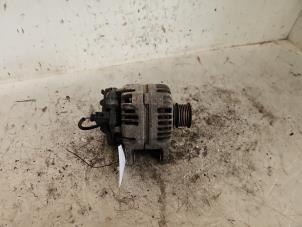 Gebruikte Dynamo Volkswagen Polo IV (9N1/2/3) 1.4 16V Prijs € 40,00 Margeregeling aangeboden door Autodemontage de Zaag