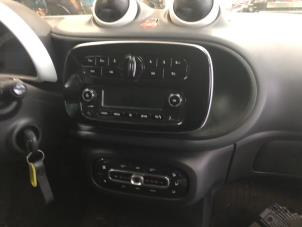 Gebruikte Radio Smart Forfour (453) 1.0 12V Prijs € 50,00 Margeregeling aangeboden door Autodemontage de Zaag