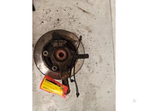 Gebruikte Fusee links-voor Renault Twingo II (CN) 1.2 16V Prijs € 35,00 Margeregeling aangeboden door Autodemontage de Zaag