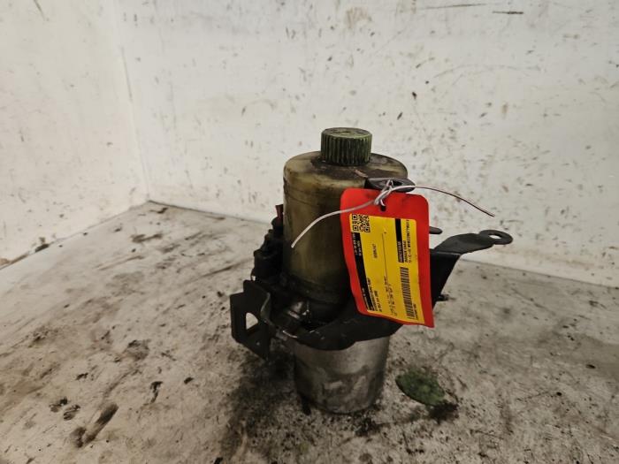 Gebruikte Pomp Servo Volkswagen Polo IV (9N1/2/3) 1.4 16V Prijs € 100,00 Margeregeling aangeboden door Autodemontage de Zaag