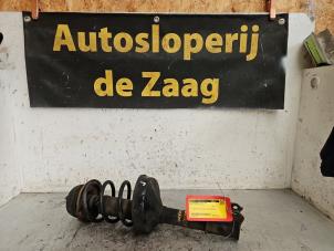 Gebruikte Schokdemperpoot links-voor Renault Twingo II (CN) 1.5 dCi 90 FAP Prijs € 35,00 Margeregeling aangeboden door Autodemontage de Zaag