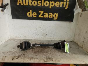 Gebruikte Aandrijfas links-voor Audi A4 Avant (B6) 2.0 20V Prijs € 35,00 Margeregeling aangeboden door Autodemontage de Zaag