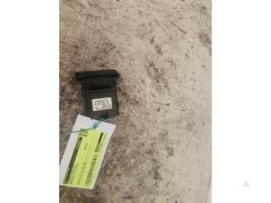 Gebruikte Schakelaar handrem Mercedes CLA (117.3) 1.6 CLA-200 16V Prijs € 10,00 Margeregeling aangeboden door Autodemontage de Zaag