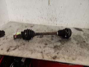 Gebruikte Aandrijfas links-voor Volkswagen Polo IV (9N1/2/3) 1.2 Prijs € 35,00 Margeregeling aangeboden door Autodemontage de Zaag