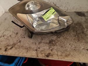 Gebruikte Koplamp rechts Daihatsu Sirion 2 (M3) 1.3 16V DVVT Prijs € 50,00 Margeregeling aangeboden door Autodemontage de Zaag
