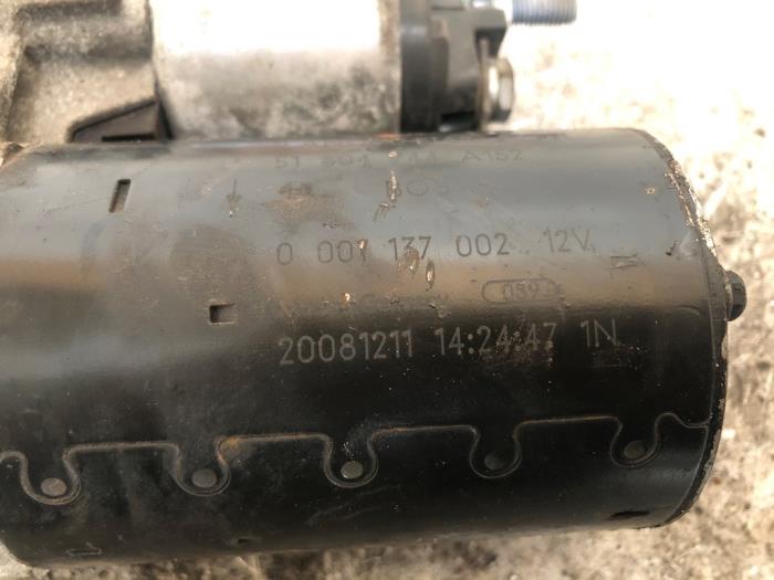 Startmotor van een Fiat 500 (312) 1.2 2009