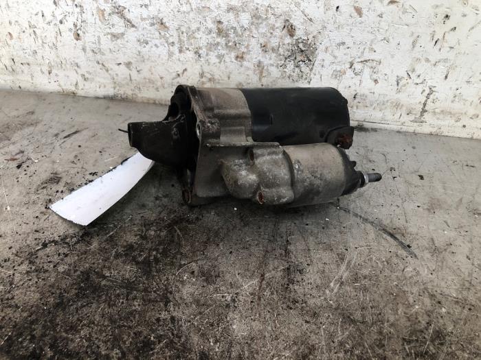 Startmotor van een Fiat 500 (312) 1.2 2009