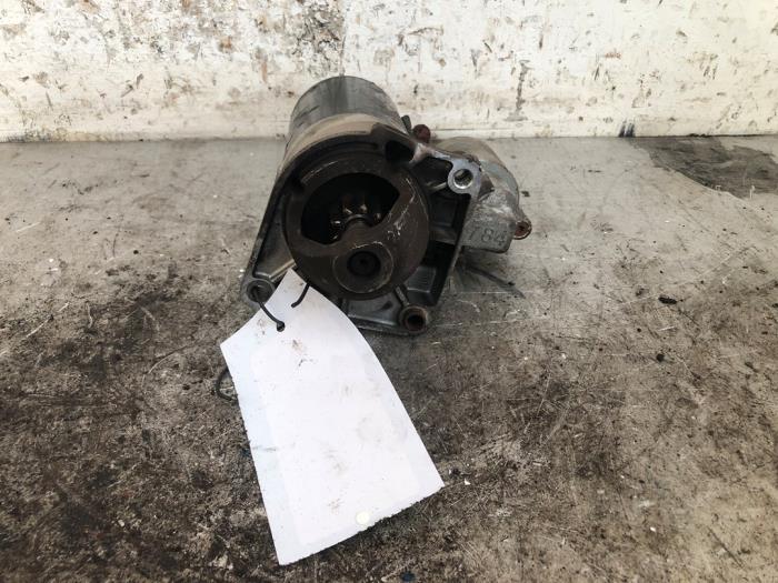 Startmotor van een Fiat 500 (312) 1.2 2009