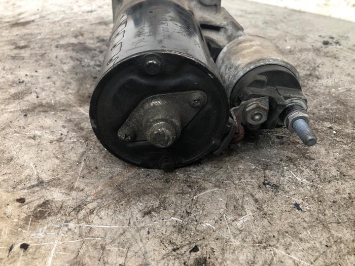 Startmotor van een Fiat 500 (312) 1.2 2009