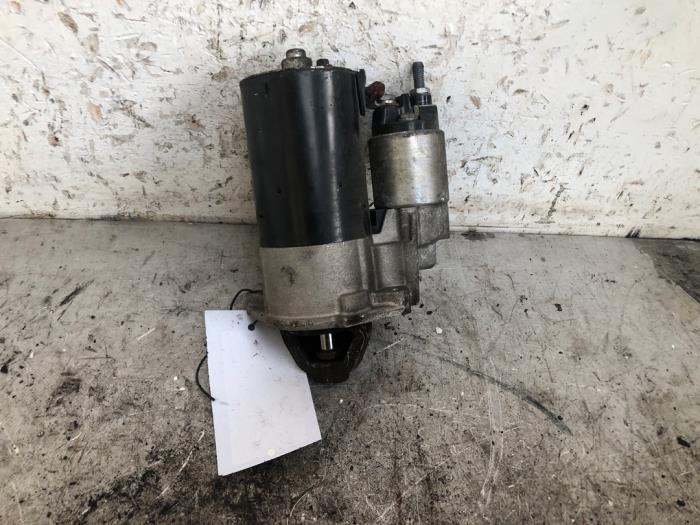 Startmotor van een Fiat 500 (312) 1.2 2009