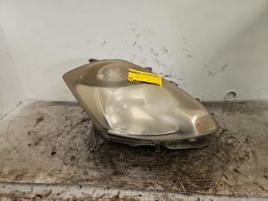 Gebruikte Koplamp rechts Daihatsu Sirion 2 (M3) 1.3 16V DVVT Prijs € 40,00 Margeregeling aangeboden door Autodemontage de Zaag