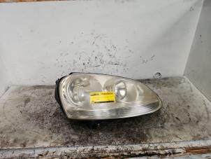 Gebruikte Koplamp rechts Volkswagen Golf V (1K1) 2.0 FSI 16V Prijs € 40,00 Margeregeling aangeboden door Autodemontage de Zaag