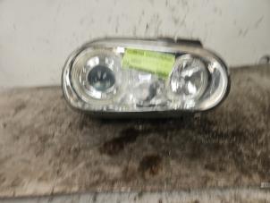 Gebruikte Koplamp rechts Volkswagen Golf IV (1J1) 1.6 16V Prijs € 25,00 Margeregeling aangeboden door Autodemontage de Zaag