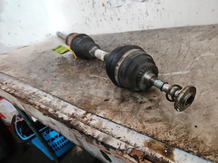 Aandrijfas rechts-voor van een BMW X1 (E84) sDrive 18d 2.0 16V 2015