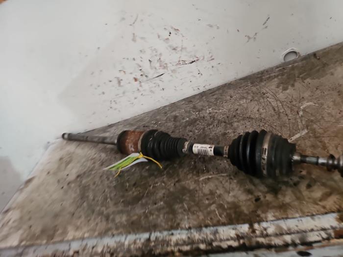 Aandrijfas rechts-voor van een BMW X1 (E84) sDrive 18d 2.0 16V 2015