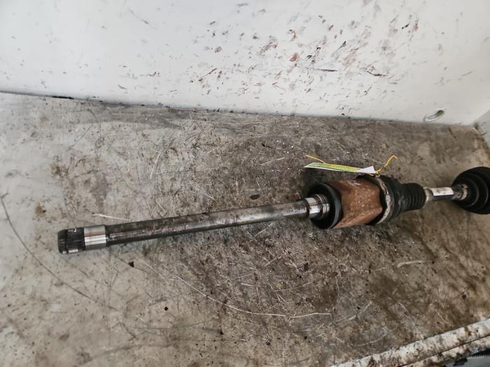 Aandrijfas rechts-voor van een BMW X1 (E84) sDrive 18d 2.0 16V 2015