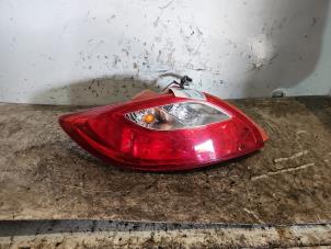Gebruikte Achterlicht links Mazda 2 (DE) 1.3 16V S-VT High Power Prijs € 25,00 Margeregeling aangeboden door Autodemontage de Zaag