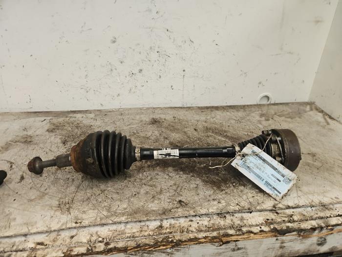 Gebruikte Aandrijfas links-voor Volkswagen Golf VII (AUA) 1.4 TSI 16V Prijs € 35,00 Margeregeling aangeboden door Autodemontage de Zaag