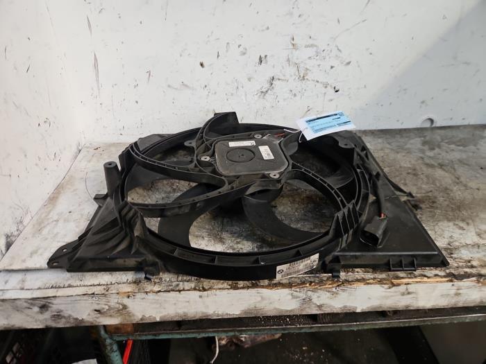 Gebruikte Radiateurfan BMW Z4 Roadster (E89) sDrive 23i 2.5 24V Prijs € 125,00 Margeregeling aangeboden door Autodemontage de Zaag