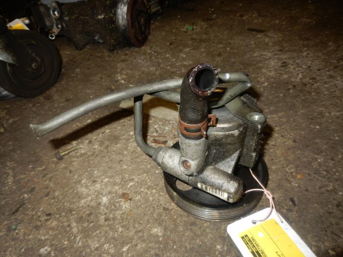 Gebruikte Pomp Servo Renault Laguna II Grandtour (KG) 1.9 dCi 120 Prijs € 10,00 Margeregeling aangeboden door Autodemontage de Zaag