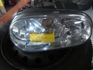 Gebruikte Koplamp rechts Volkswagen Golf IV (1J1) 1.6 Prijs € 20,00 Margeregeling aangeboden door Autodemontage de Zaag