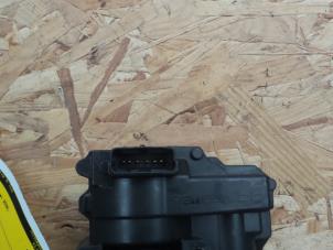 Gebruikte Gasklephuis Peugeot 207 CC (WB) 1.6 16V Prijs € 50,00 Margeregeling aangeboden door Autodemontage de Zaag