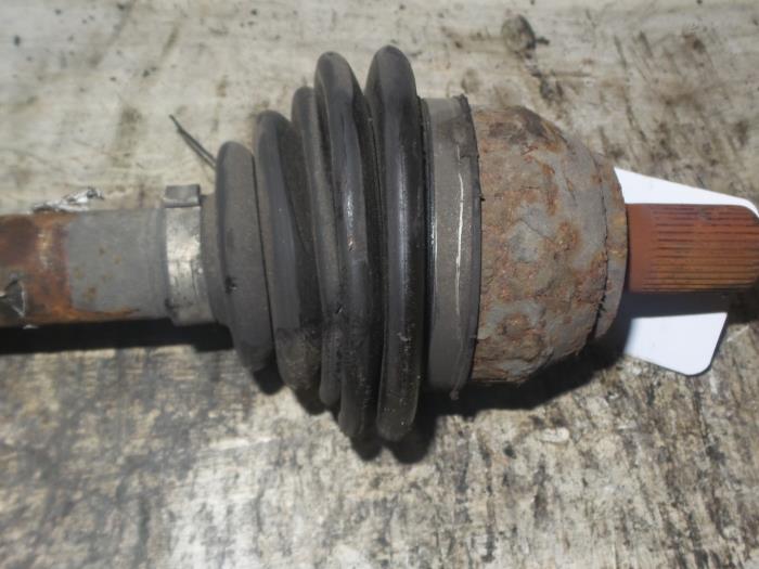 Gebruikte Aandrijfas links-voor Ford Focus 2 1.6 Ti-VCT 16V Prijs € 50,00 Margeregeling aangeboden door Autodemontage de Zaag