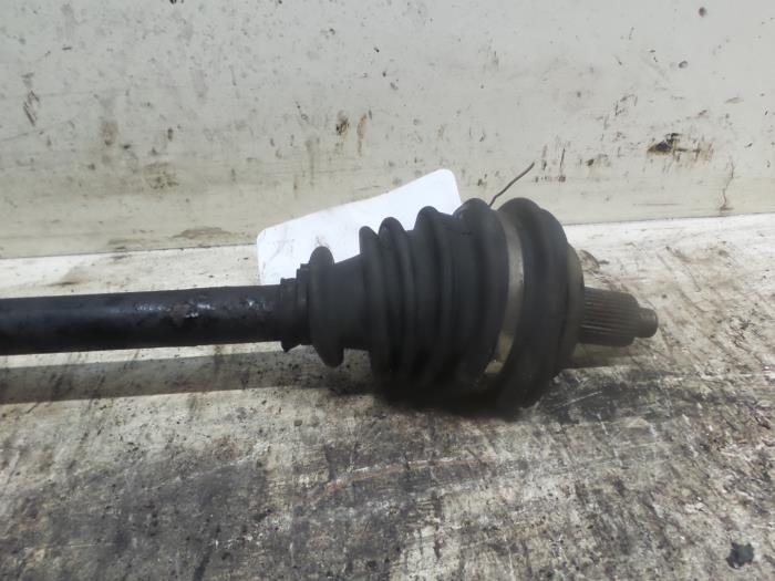 Gebruikte Steekas links-voor Volkswagen Polo IV (9N1/2/3) 1.2 Prijs € 35,00 Margeregeling aangeboden door Autodemontage de Zaag