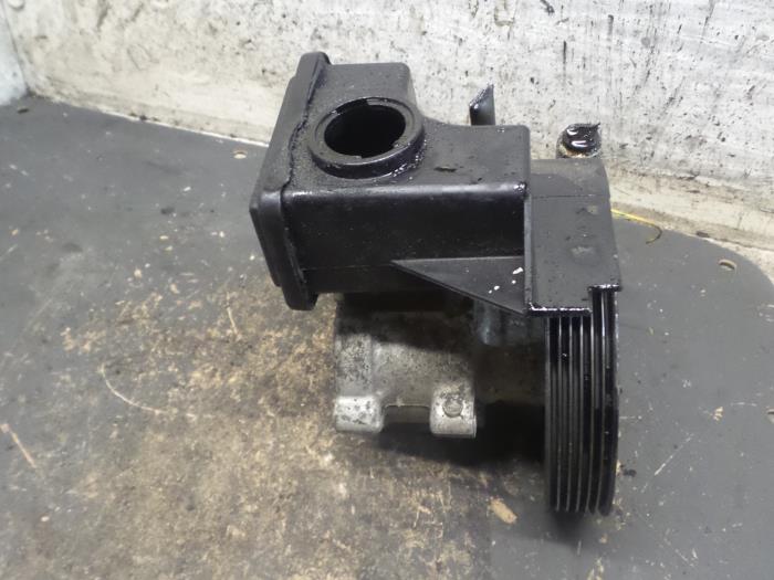 Gebruikte Pomp Servo Peugeot 206 (2A/C/H/J/S) 1.1 XN,XR Prijs € 35,00 Margeregeling aangeboden door Autodemontage de Zaag