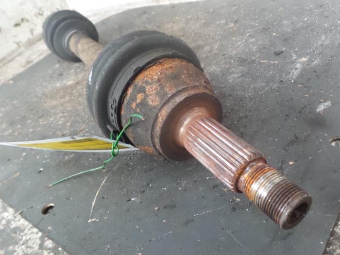 Gebruikte Aandrijfas links-voor Ford Fiesta 5 (JD/JH) 1.25 16V Prijs € 30,00 Margeregeling aangeboden door Autodemontage de Zaag