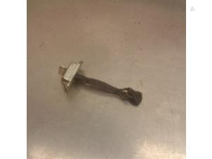 Gebruikte Deurvanger 4Deurs rechts-achter Toyota Yaris II (P9) 1.0 12V VVT-i Prijs € 15,74 Margeregeling aangeboden door Japoto Parts B.V.