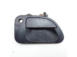 Gebruikte Portiergreep 4Deurs rechts-voor Mitsubishi L-400 2.5 TD Prijs € 14,99 Margeregeling aangeboden door Japoto Parts B.V.