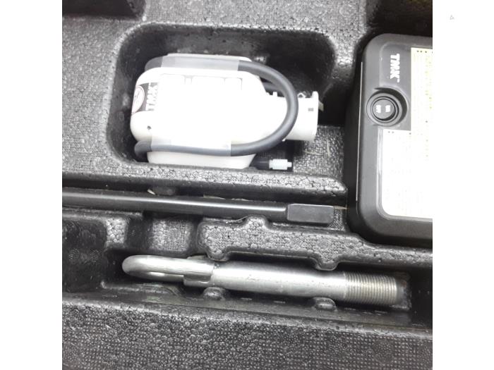 Car jack toyota yaris