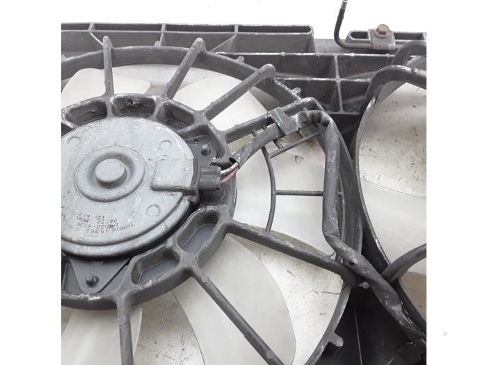 Koelvin van een Toyota Corolla Verso (R10/11) 2.2 D-4D 16V 2008