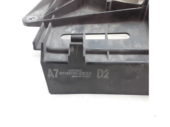 Koelvin van een Toyota Corolla Verso (R10/11) 2.2 D-4D 16V 2008