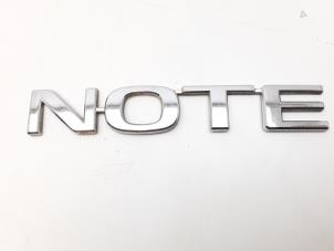 Gebruikte Embleem Nissan Note (E11) 1.6 16V Prijs € 9,95 Margeregeling aangeboden door Japoto Parts B.V.