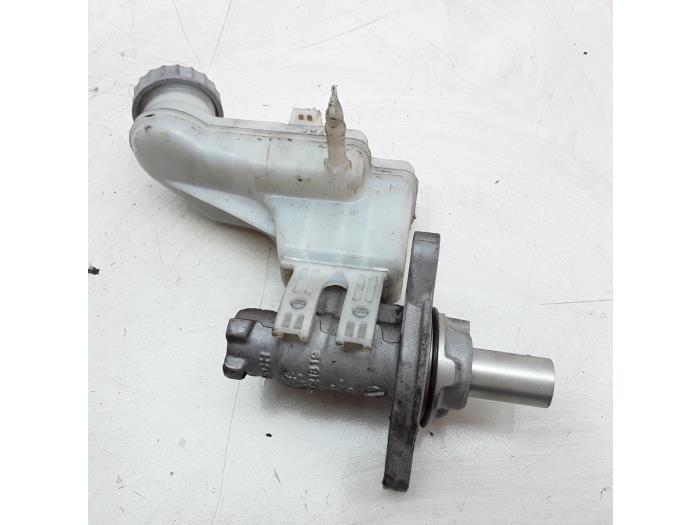 Hoofdremcilinder van een Suzuki Splash 1.2 VVT 16V 2013