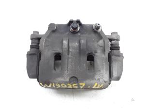 Gebruikte Remklauw (Tang) links-voor Chevrolet Captiva (C100) 2.0 CDTI 16V 150 4x4 Prijs € 15,70 Margeregeling aangeboden door Japoto Parts B.V.