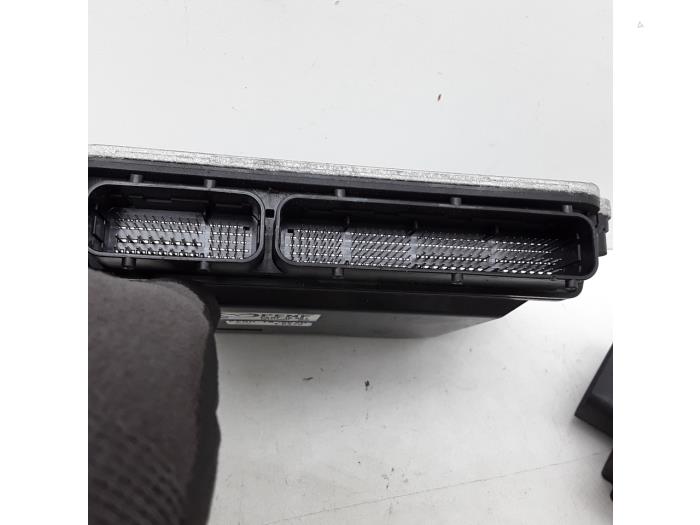 Kontaktslot + computer van een Mazda CX-3 (DJ/DK) 2.0 SkyActiv-G 120 2016