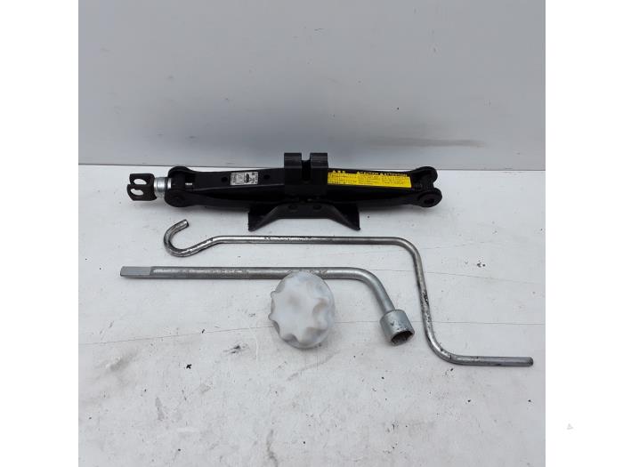 Car jack toyota yaris
