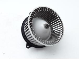 Gebruikte Chaufage Ventilatiemotor Mazda 323 (BJ12) 1.6 16V Prijs € 26,20 Margeregeling aangeboden door Japoto Parts B.V.