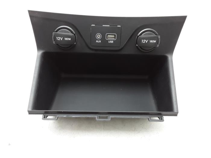 AUX/USB aansluiting van een Hyundai Tucson (TL) 2.0 CRDi 16V 2WD 2018